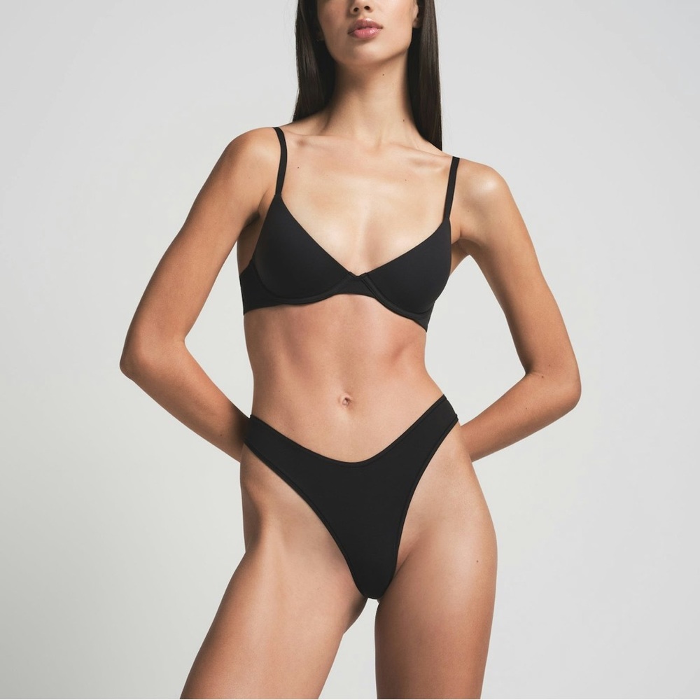SKIMS Fits Everybody Plunge Bra (Onyx)